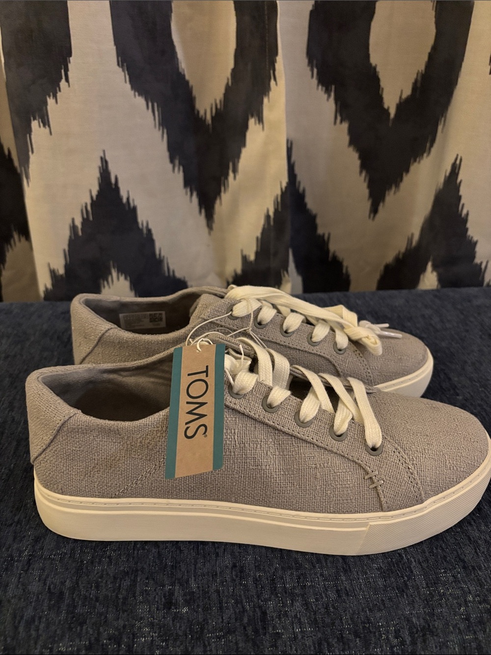 TOMS Low-Top Sneakers in Light Gray with White Laces